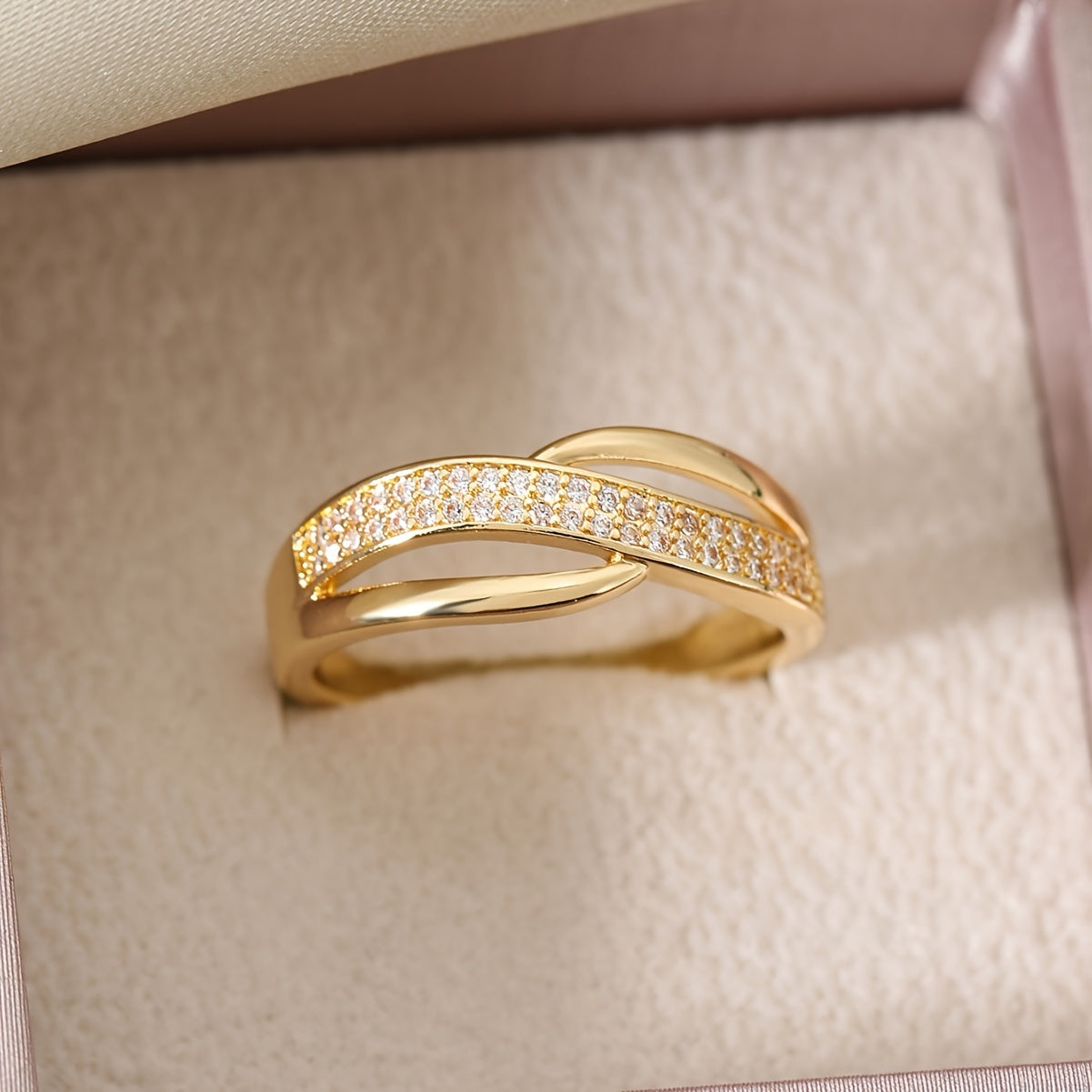 Elegante Goudkleurige Crossover Ring met Steentjes