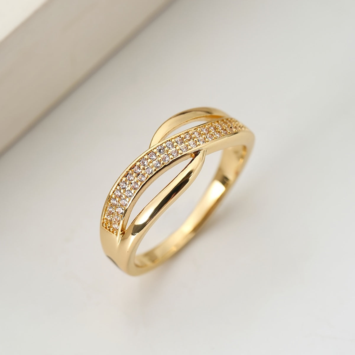 Elegante Goudkleurige Crossover Ring met Steentjes