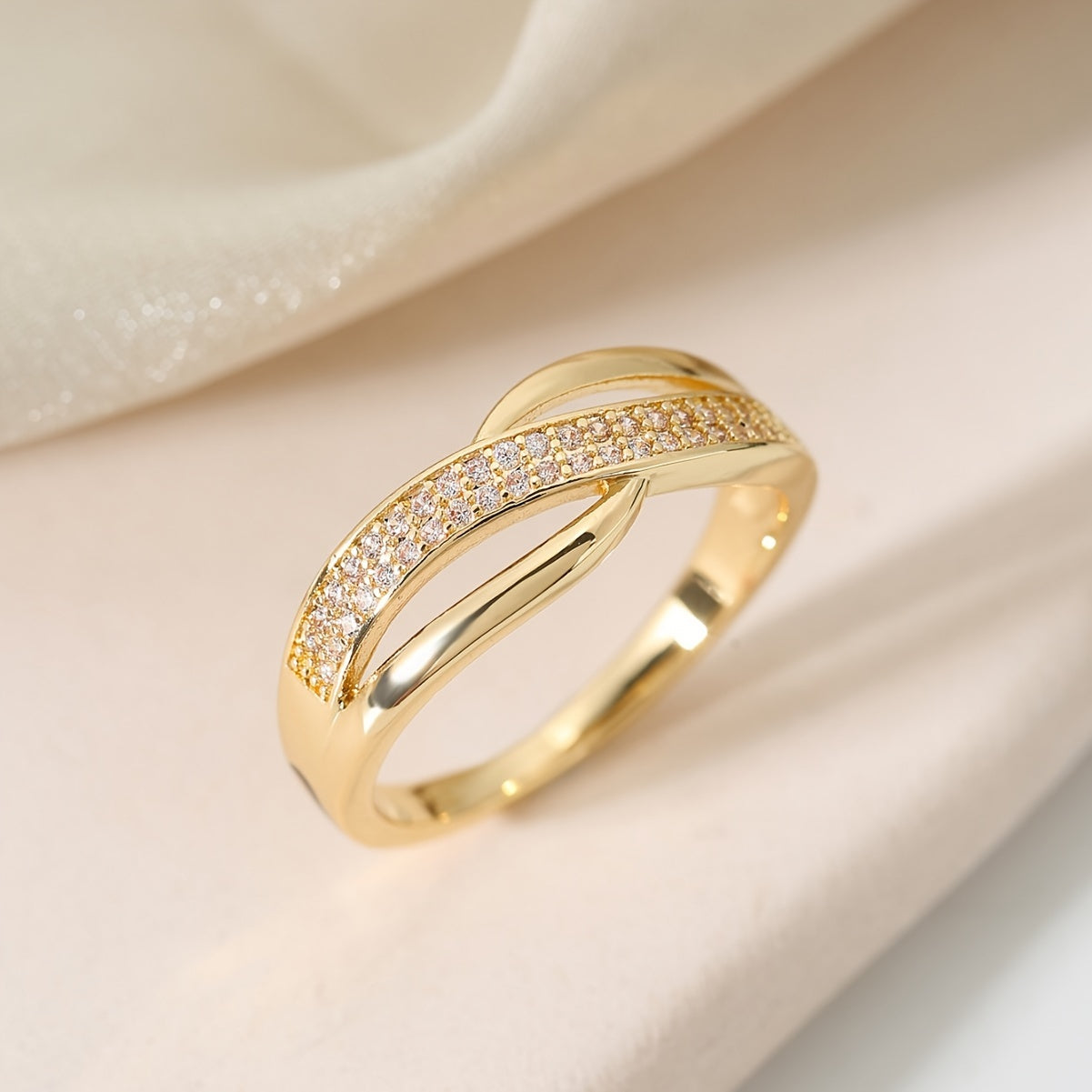 Elegante Goudkleurige Crossover Ring met Steentjes