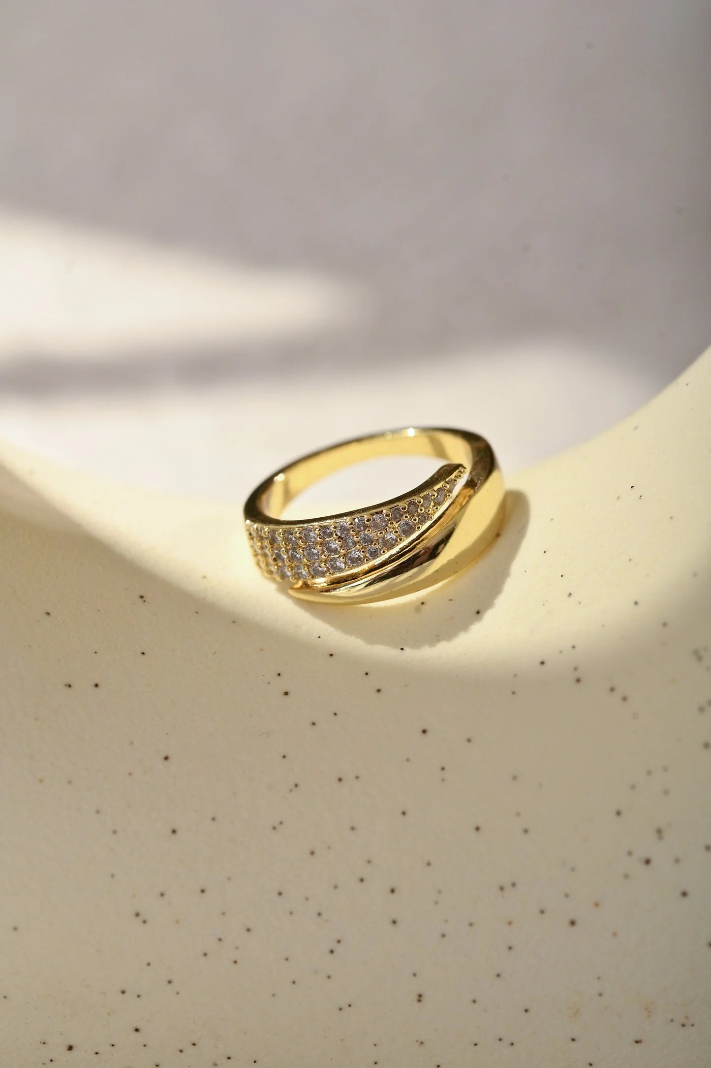 Elegante Gouden Ring met Fonkelstenen