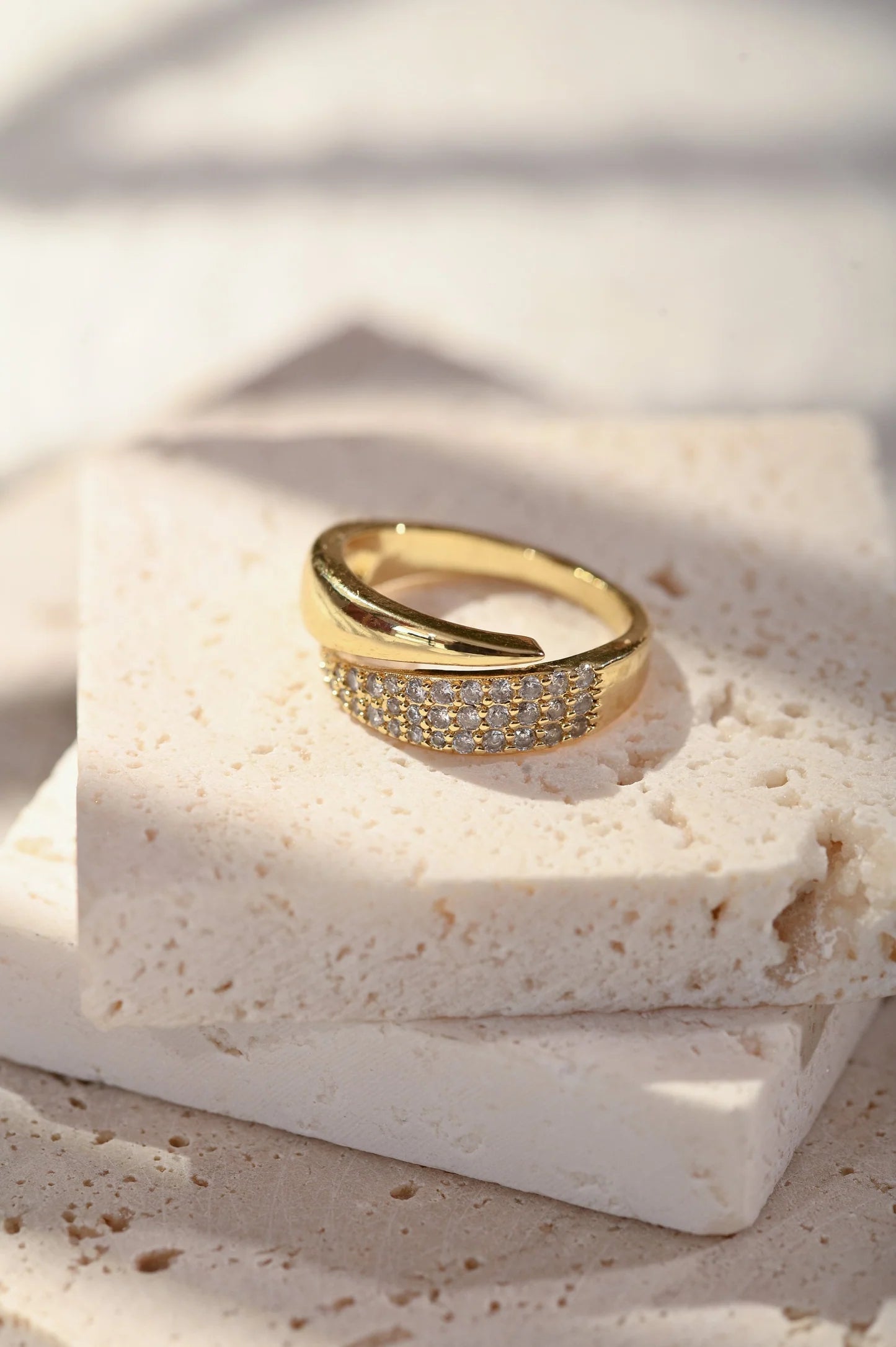 Elegante Gouden Ring met Fonkelstenen